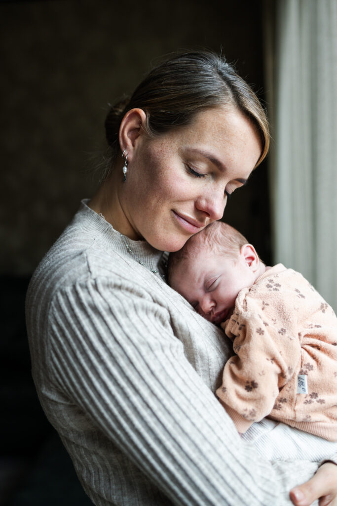 newbornshoot nijmegen kraamreportage lifestylefotograaf newborn